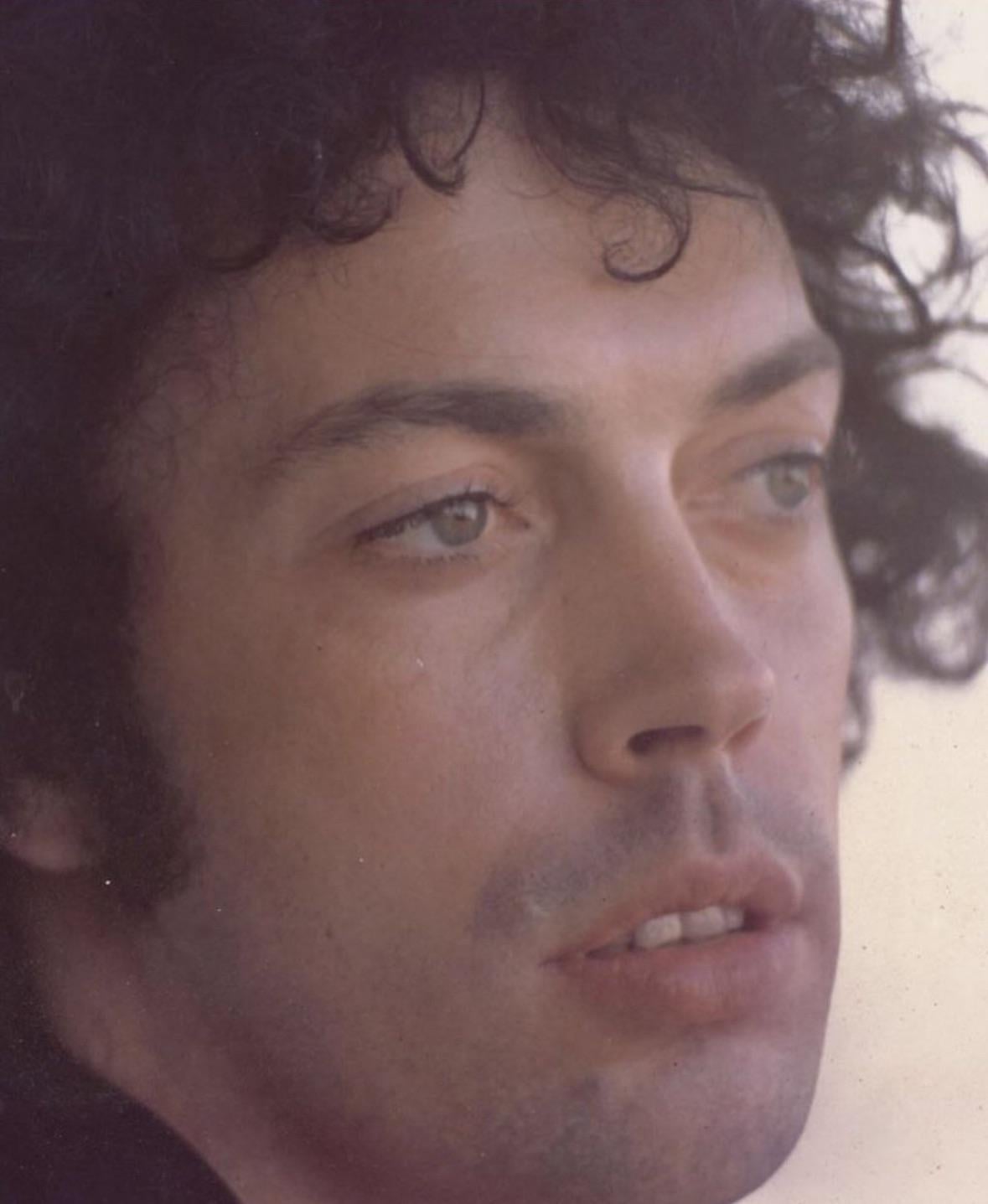 Tim Curry dans ses jeunes années, regard intense et prometteur
