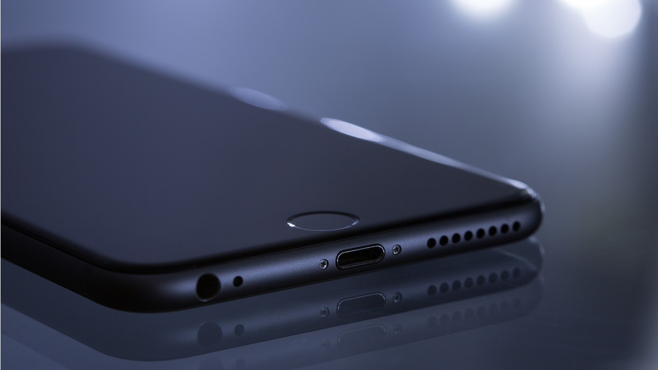 Détail du microphone secondaire sur un smartphone