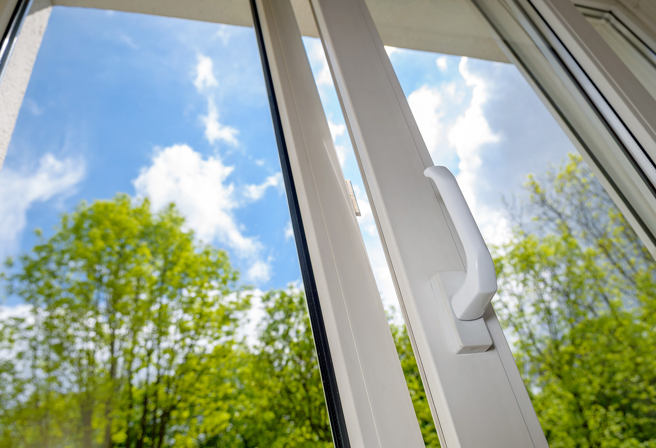 Fen&ecirc;tre propre laissant entrer la lumi&egrave;re du soleil dans une pi&egrave;ce