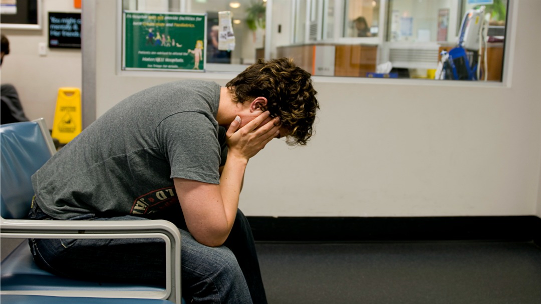 Une salle d'attente calme, symbolisant le temps qui passe et l'attente des personnes âgées